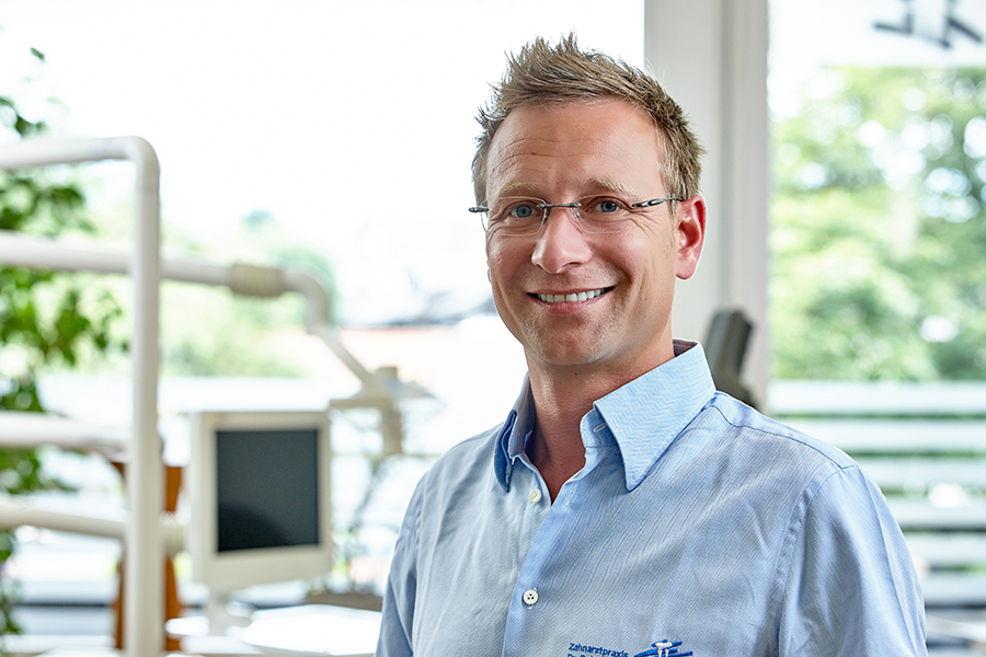 Dr. Roland Schuster